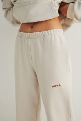 Spodnie typu jogger z HAFTEM w kolorze IVORY - NEVIS-L. Brązowe spodnie materiałowe damskie Marsala, l, bez wzorów, z bawełny. Za 279.90 zł.