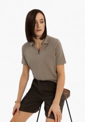 Bluzka z kołnierzem w serek TM-JUNA. T-shirty damskie Volcano, s, bez wzorów, z dzianiny, biznesowe, bez kołnierzyka. Za 119.99 zł.