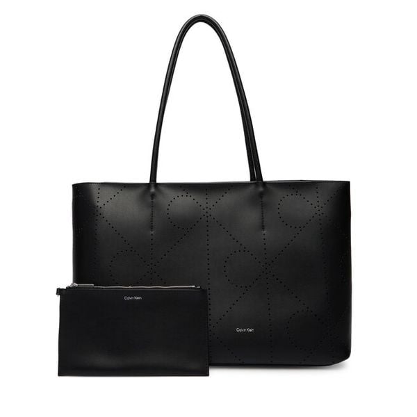 Torebka Calvin Klein. Czarne torebki do ręki damskie Calvin Klein, bez wzorów, bez dodatków. Za 664.99 zł.