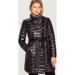 Płaszcz z wiązaniem w talii - Czarny. Płaszcze damskie marki Mohito. Za 169.99 zł.