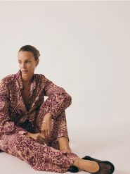 Wzorzyste spodnie z wiskozy - fioletowy. Fioletowe spodnie materiałowe damskie Reserved, l, bez wzorów, z tkaniny. W wyprzedaży za 89.99 zł.