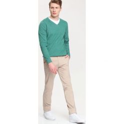 SWETER DŁUGI RĘKAW MĘSKI. Niebieskie swetry przez głowę męskie TOP SECRET, l, bez wzorów, z bawełny, bez kołnierzyka. W wyprzedaży za 49.99 zł.