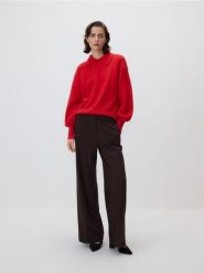 Sweter z kołnierzykiem - czerwony. Czerwone swetry damskie Reserved, l, bez wzorów, z dzianiny, klasyczne, bez kołnierzyka, bez ramiączek, bez kaptura. Za 129.99 zł.