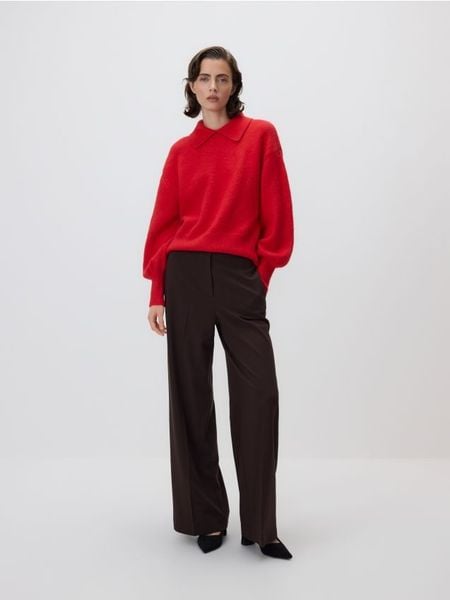 Sweter z kołnierzykiem - czerwony. Czerwone swetry damskie Reserved, l, bez wzorów, z dzianiny, klasyczne, bez kołnierzyka, bez ramiączek, bez kaptura. Za 129.99 zł.