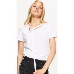 Koszulka z paskiem przy dekolcie - Biały. T-shirty damskie Cropp. W wyprzedaży za 29.99 zł.