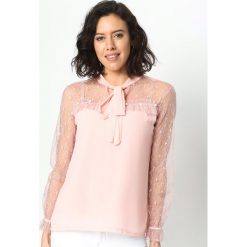 Różowa Bluzka Female Romantic. Czerwone bluzki damskie marki Born2be, z koronki, z falbankami, z długim rękawem. Za 29.99 zł.
