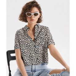 Krótka koszula z nadrukiem - Czarny. Koszule damskie marki Cropp. Za 49.99 zł.