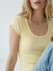 Bawełniana koszulka basic - żółty. Żółte t-shirty damskie Sinsay, l, bez wzorów, z bawełny, bez kołnierzyka. Za 19.99 zł.