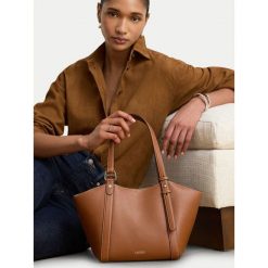 Torebka LAUREN RALPH LAUREN. Brązowe torebki do ręki damskie Lauren Ralph Lauren, bez wzorów, klasyczne, bez dodatków. Za 1,599.00 zł.