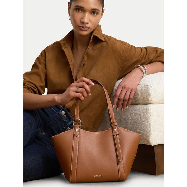 Torebka LAUREN RALPH LAUREN. Brązowe torebki do ręki damskie Lauren Ralph Lauren, bez wzorów, klasyczne, bez dodatków. Za 1,599.00 zł.