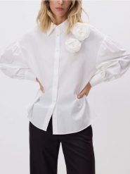 Koszula z kwiatową aplikacją - biały. Białe koszule damskie Reserved, l, z aplikacjami, z bawełny, bez kołnierzyka, bez ramiączek. Za 159.99 zł.