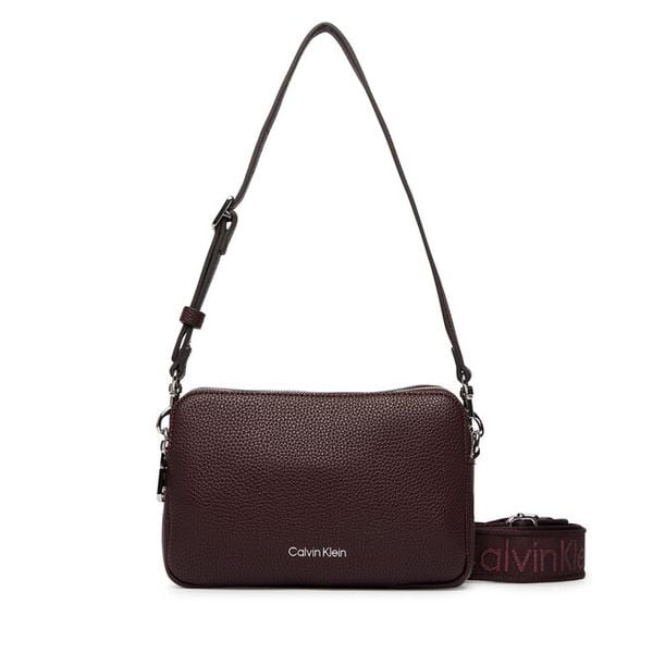 Torebka Calvin Klein. Brązowe listonoszki damskie Calvin Klein, bez wzorów, bez dodatków. Za 388.99 zł.