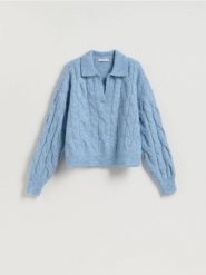 Sweter z kołnierzykiem - jasnoniebieski. Niebieskie swetry damskie Reserved, l, bez wzorów, z dzianiny, bez kołnierzyka, bez ramiączek, bez kaptura. Za 129.99 zł.