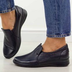 Granatowe skórzane Polskie półbuty damskie Góral 1798. Niebieskie półbuty damskie Góral, na jesień, bez wzorów, z jeansu, casualowe, z okrągłym noskiem, bez obcasa, na płaskiej podeszwie, bez zapięcia. Za 399.00 zł.