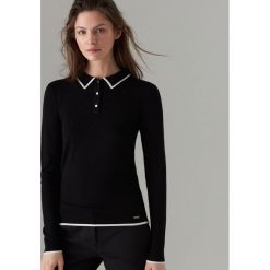 Dopasowany sweter z kołnierzykiem - Czarny. Swetry damskie marki Mohito. Za 79.99 zł.