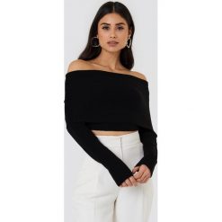 NA-KD Krótki sweter z wywijanym dekoltem - Black. Swetry damskie marki NA-KD. W wyprzedaży za 56.66 zł.
