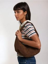 Torebka hobo na ramię - brązowy. Brązowe torby na ramię damskie Sinsay, bez wzorów, bez dodatków. Za 39.99 zł.