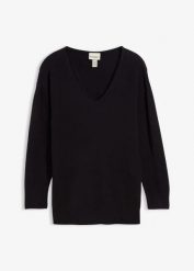 Długi sweter oversize z rozcięciami po bokach. Czarne swetry damskie bonprix, bez wzorów, prążkowane, bez kołnierzyka, bez ramiączek, długie, bez kaptura. Za 94.99 zł.