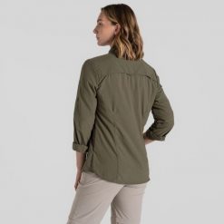 Koszula przeciw komarom damska Craghoppers NosiLife Adventure LS Shirt III. Zielone koszule damskie Craghoppers, bez wzorów, casualowe, bez kołnierzyka, bez ramiączek. W wyprzedaży za 421.70 zł.