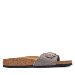 Klapki Birkenstock. Brązowe klapki damskie Birkenstock, bez wzorów, bez obcasa. Za 399.99 zł.