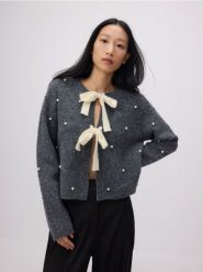 Sweter z ozdobnym wiązaniem - ciemnoszary. Szare swetry damskie Reserved, l, bez wzorów, z dzianiny, bez kołnierzyka, bez ramiączek, bez kaptura. W wyprzedaży za 119.99 zł.