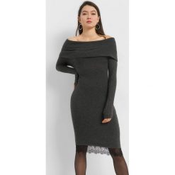 Dzianinowa sukienka carmen. Szare sukienki damskie Orsay, w koronkowe wzory, z dzianiny, z kołnierzem typu carmen. Za 119.99 zł.
