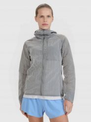 KURTKA DAMSKA 4F DO BIEGANIA ULTRALIGHT Z KAPTUREM SZARA. Szare kurtki damskie 4f, l, bez wzorów, z kapturem. Za 299.99 zł.