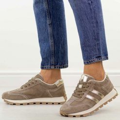 Beżowe zamszowe skórzane półbuty damskie S.Barski 7097. Brązowe półbuty damskie S.BARSKI, na jesień, bez wzorów, z jeansu, eleganckie, bez obcasa, na płaskiej podeszwie, bez zapięcia. Za 269.00 zł.