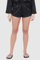JUICY COUTURE Czarne satynowe szorty piżamowe w logo. Czarne piżamy damskie Juicy Couture, s, bez wzorów, z satyny, bez ramiączek. W wyprzedaży za 129.99 zł.