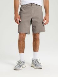 Szorty chino - beżowy. Brązowe spodnie materiałowe męskie Sinsay, bez wzorów. Za 49.99 zł.
