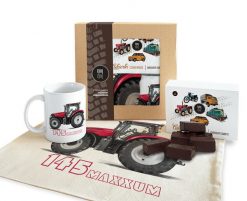 Case — paczka (Zawartość paczki: koszulka, torba, kubek, słodycze; Rozmiar koszulki / bluzy: M (męska); Kolor koszulki / bluzy: jasnoszary melanż; Rod. Szare bluzy męskie nikiniki, l, bez wzorów, z bawełny, bez kaptura. Za 169.00 zł.