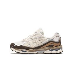 Buty do chodzenia dla dorosłych ASICS Gel-NYC Cream Mocha. Białe obuwie sportowe damskie Asics, bez wzorów, z zamszu, tenisowe. Za 1,410.60 zł.
