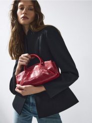 Torebka z imitacji skóry - czerwony. Czerwone torebki do ręki damskie Reserved, bez wzorów, ze skóry, bez dodatków. Za 139.99 zł.