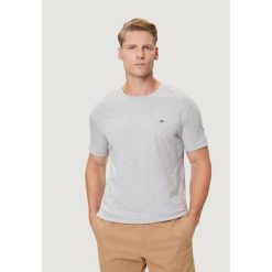 Koszulka crop top Mężczyzna GANT REG SHIELD SS T-SHIRT. Szare t-shirty męskie GANT, m, bez wzorów, z bawełny, bez kołnierzyka. Za 209.90 zł.