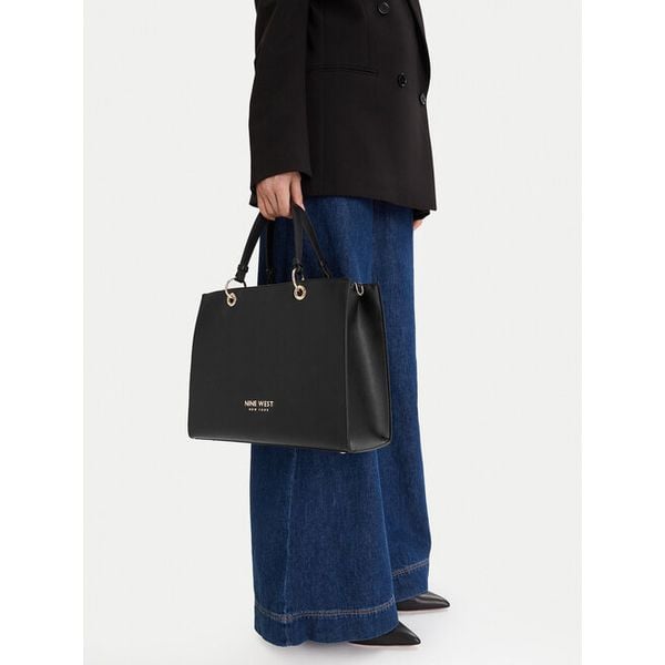 Torebka Nine West. Czarne torebki do ręki damskie Nine West, bez wzorów, klasyczne, bez dodatków. Za 189.99 zł.