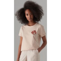 Bawełniana koszulka z aplikacją - Beżowy. T-shirty damskie marki Mohito. Za 49.99 zł.