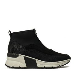 Botki Rieker. Czarne botki damskie Rieker, bez obcasa, na koturnie, bez zapięcia. Za 259.99 zł.
