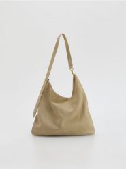 Zamszowa torebka - beżowy. Brązowe torebki do ręki damskie Reserved, bez wzorów, ze skóry, zamszowe, bez dodatków. Za 299.99 zł.