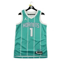 Second life - Męska koszulka NBA Charlotte Hornets - Stan dobry. Niebieskie koszulki sportowe męskie Jordan, m, bez wzorów, bez kołnierzyka, bez ramiączek, do koszykówki. Za 169.16 zł.