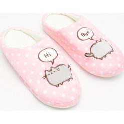 Kapcie Pusheen - Wielobarwn. Kapcie damskie House. W wyprzedaży za 19.99 zł.