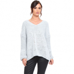 Sweter "Igal" w kolorze szarym. Szare swetry damskie Cosy Winter, ze splotem, z asymetrycznym kołnierzem. W wyprzedaży za 159.95 zł.