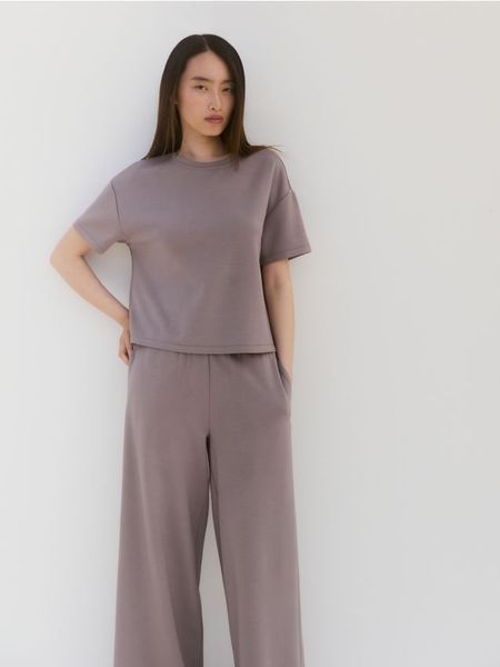 T-shirt regular z modalem - beżowy. Brązowe t-shirty damskie Reserved, l, bez wzorów, z dzianiny, bez kołnierzyka. W wyprzedaży za 49.99 zł.