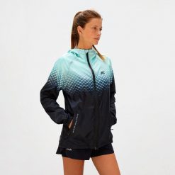 Damska lekka kurtka przeciwwiatrowa do biegania i trailu PERFORMANCE WINDBREAKER. Zielone kurtki damskie BODYCROSS, na zimę, xs, bez wzorów, z materiału, bez kaptura, do biegania. Za 739.99 zł.