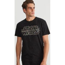 T-shirt z nadrukiem Star Wars - Czarny. Czarne t-shirty męskie Reserved, z motywem z bajki. Za 59.99 zł.