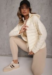 Jasnobeżowa Przejściowa Kurtka Pikowana z Kapturem z Możliwością Odpięcia Pretiga. Brązowe kurtki damskie Renee, l, bez wzorów, z jeansu, z kapturem. Za 109.99 zł.