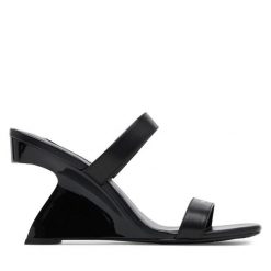 Klapki KARL LAGERFELD. Czarne klapki damskie KARL LAGERFELD, bez wzorów, bez obcasa. Za 799.99 zł.