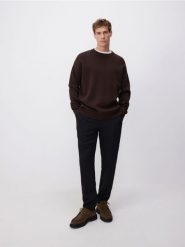 Gładki sweter z bawełną - ciemnobrązowy. Brązowe swetry przez głowę męskie Reserved, l, bez wzorów, z bawełny, bez kołnierzyka. W wyprzedaży za 49.99 zł.