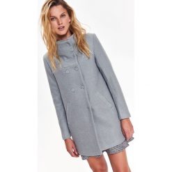 PŁASZCZ DAMSKI Z WYSOKIM KOŁNIERZEM ZAPINANY NA GUZIKI Z DOMIESZKĄ WEŁNY. Szare płaszcze damskie TOP SECRET, na jesień, bez wzorów, prążkowane, eleganckie, długie, bez kaptura. W wyprzedaży za 119.99 zł.