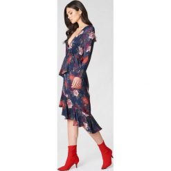 NA-KD Sukienka z długim rękawem i falbaną - Multicolor,Navy. Niebieskie sukienki damskie NA-KD, z wiskozy, z asymetrycznym kołnierzem, z długim rękawem. W wyprzedaży za 81.18 zł.