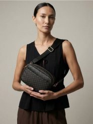 Torebka typu camera bag w monogram - czarny. Czarne torebki do ręki damskie Sinsay, bez wzorów, bez dodatków. Za 49.99 zł.